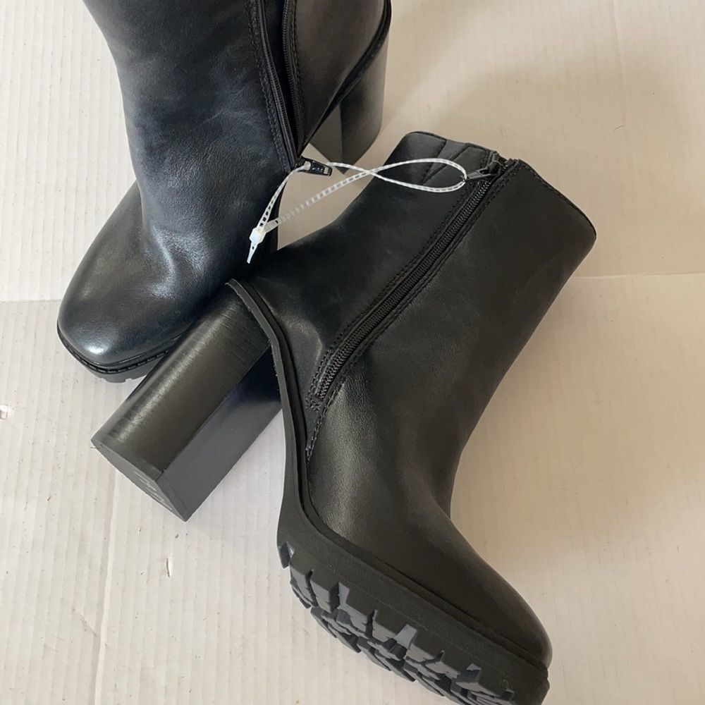 Chelsea & Violet Falla Zip Lugged Booties Black - Picture 5 of 10